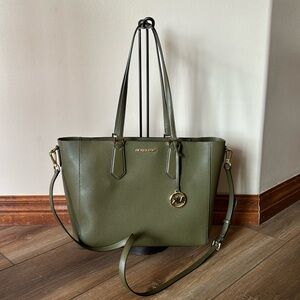 Beautiful Michael Kors tote. Perfect for the fall weather.